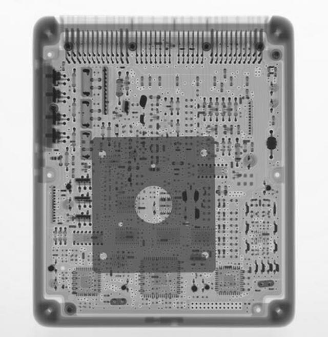 整个电子控制单元(ECU)的二维X射线图像