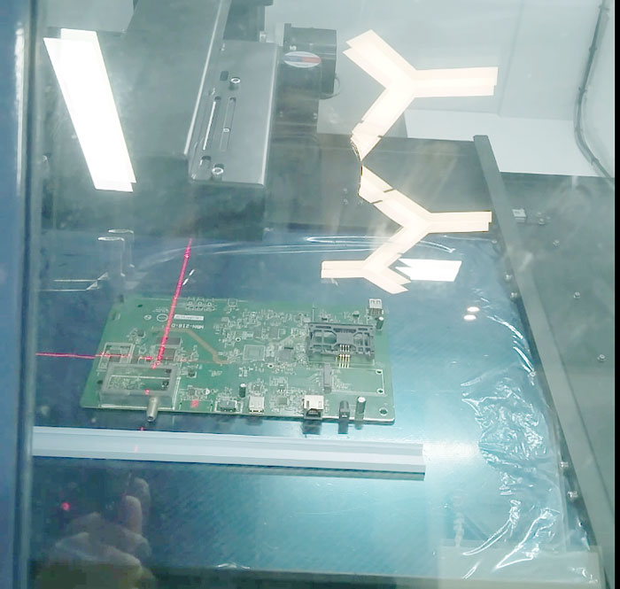 放入x-ray设备载物台待检测的pcba